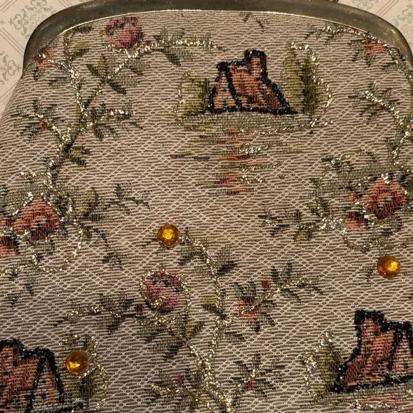 Vintage-Inspired Floral Clutch with Embellishments - Picture 3 of 15